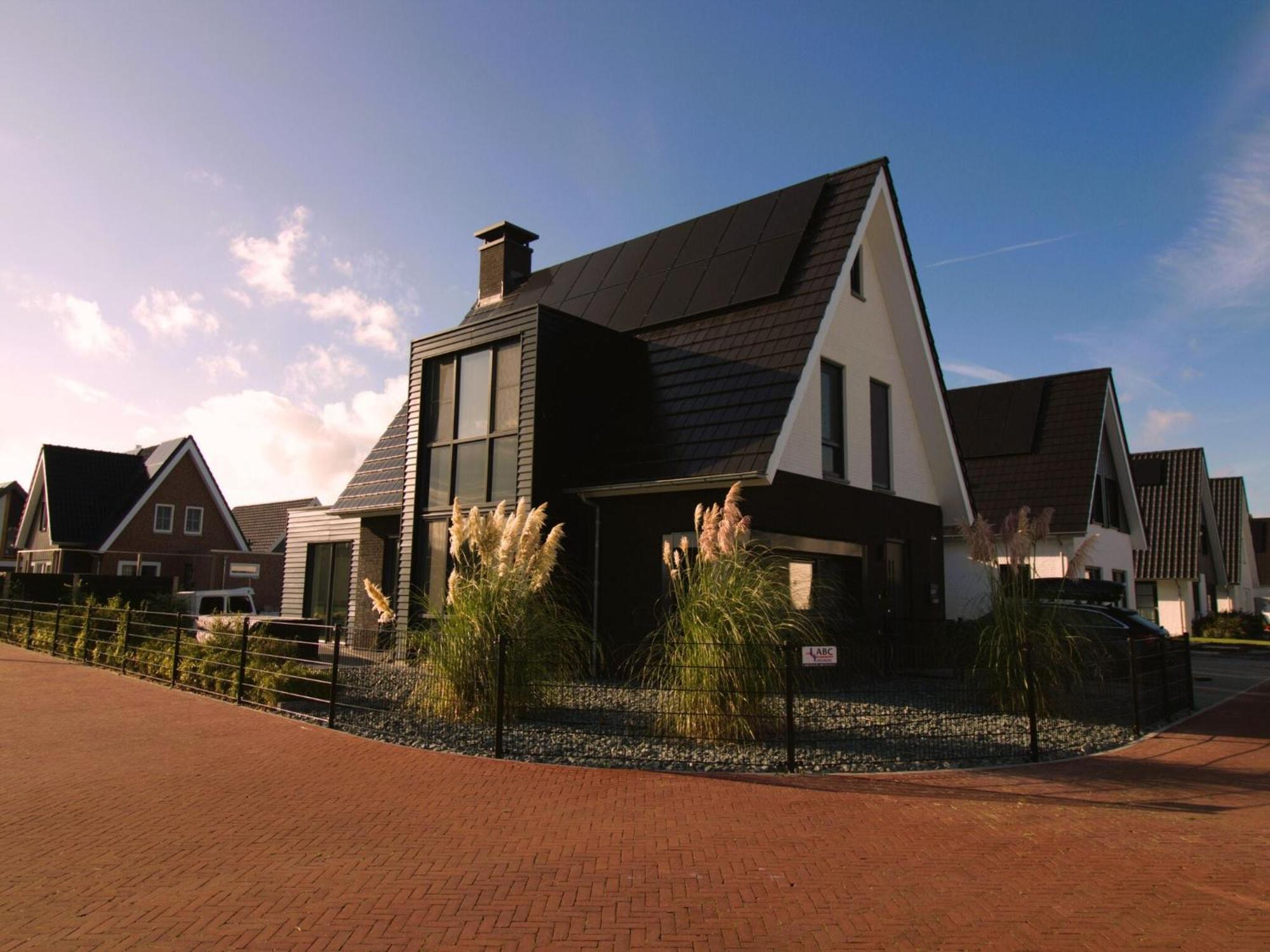 Peaceful Villa On The Water In Stavoren Exterior photo