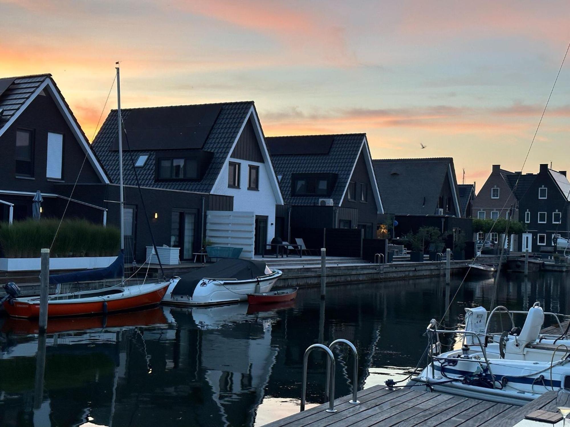 Peaceful Villa On The Water In Stavoren Exterior photo