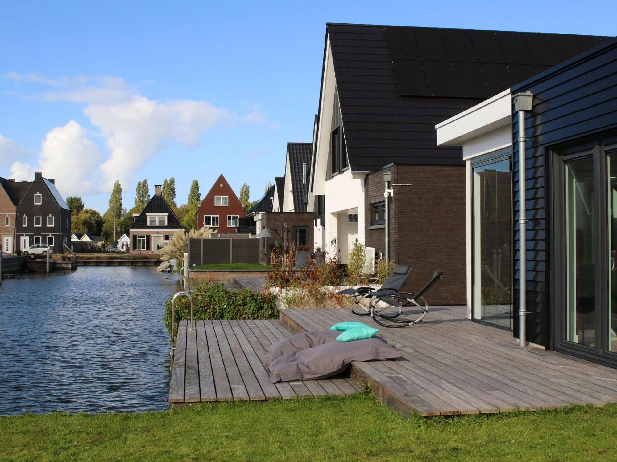 Peaceful Villa On The Water In Stavoren Exterior photo